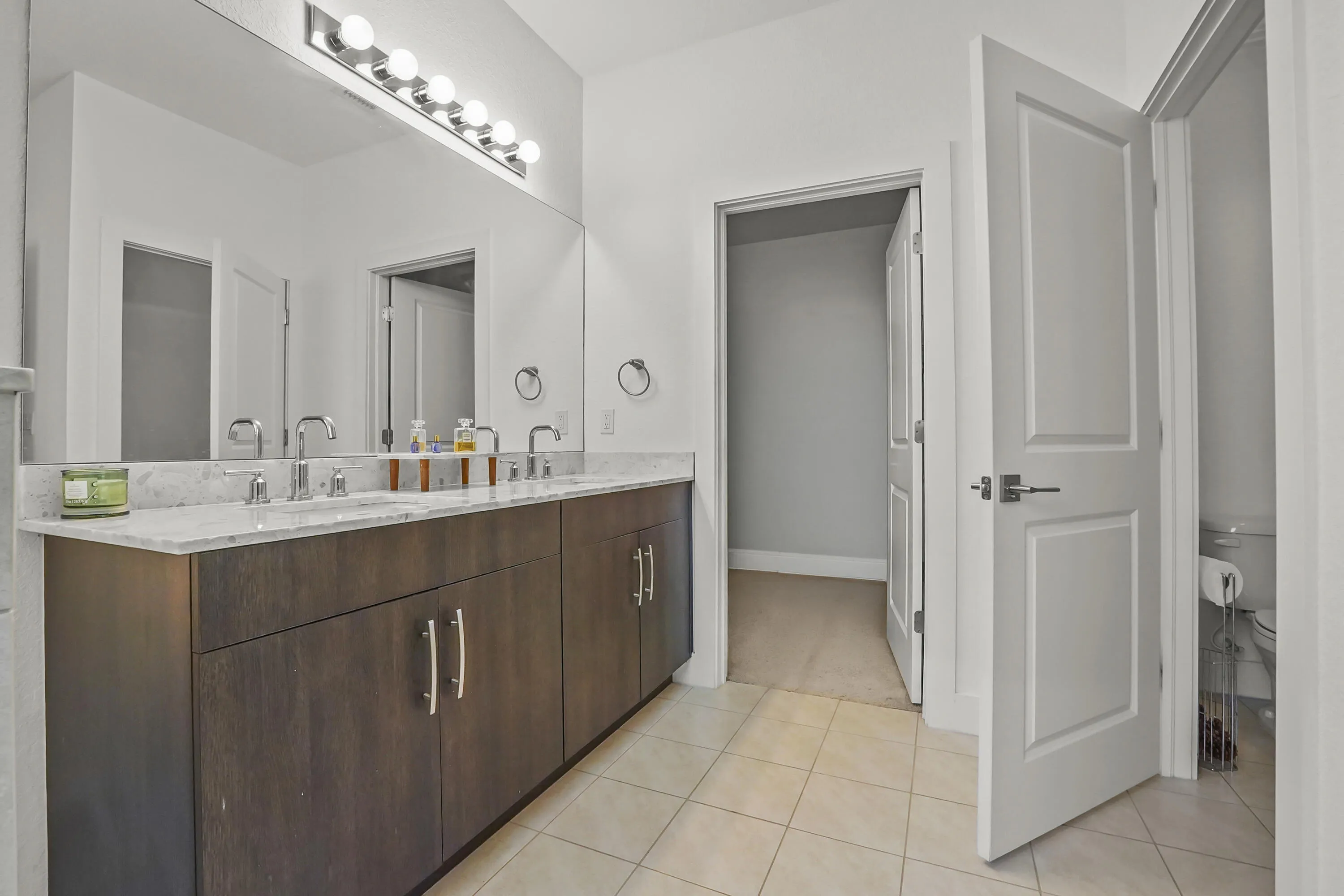 25 Bathroom 01