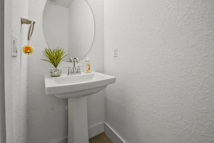 20 Bathroom 01
