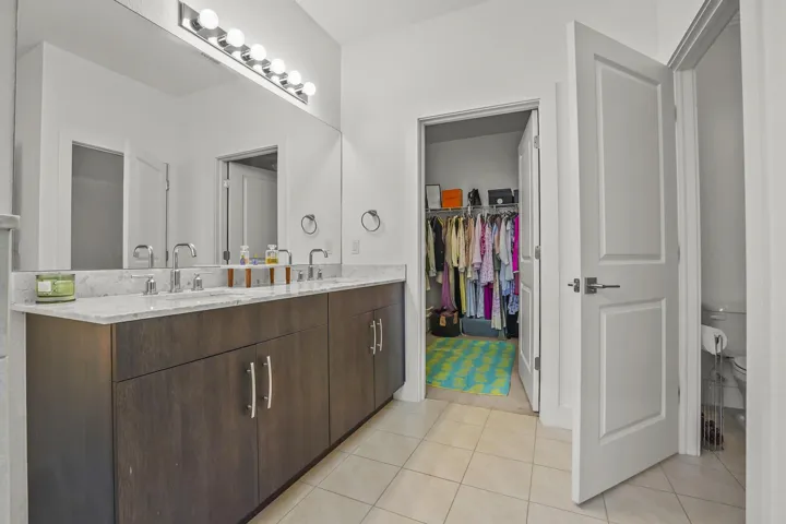 28 Bathroom 04