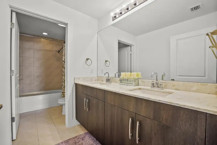 38 Bathroom 01