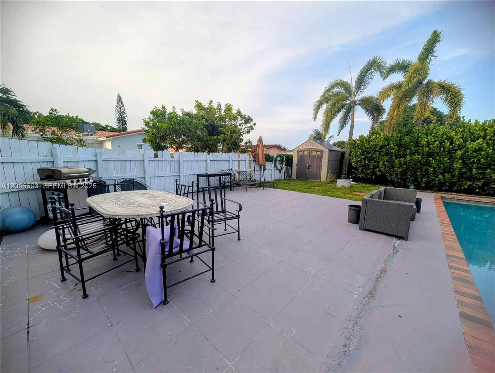 Patio with bbq, table and chairs