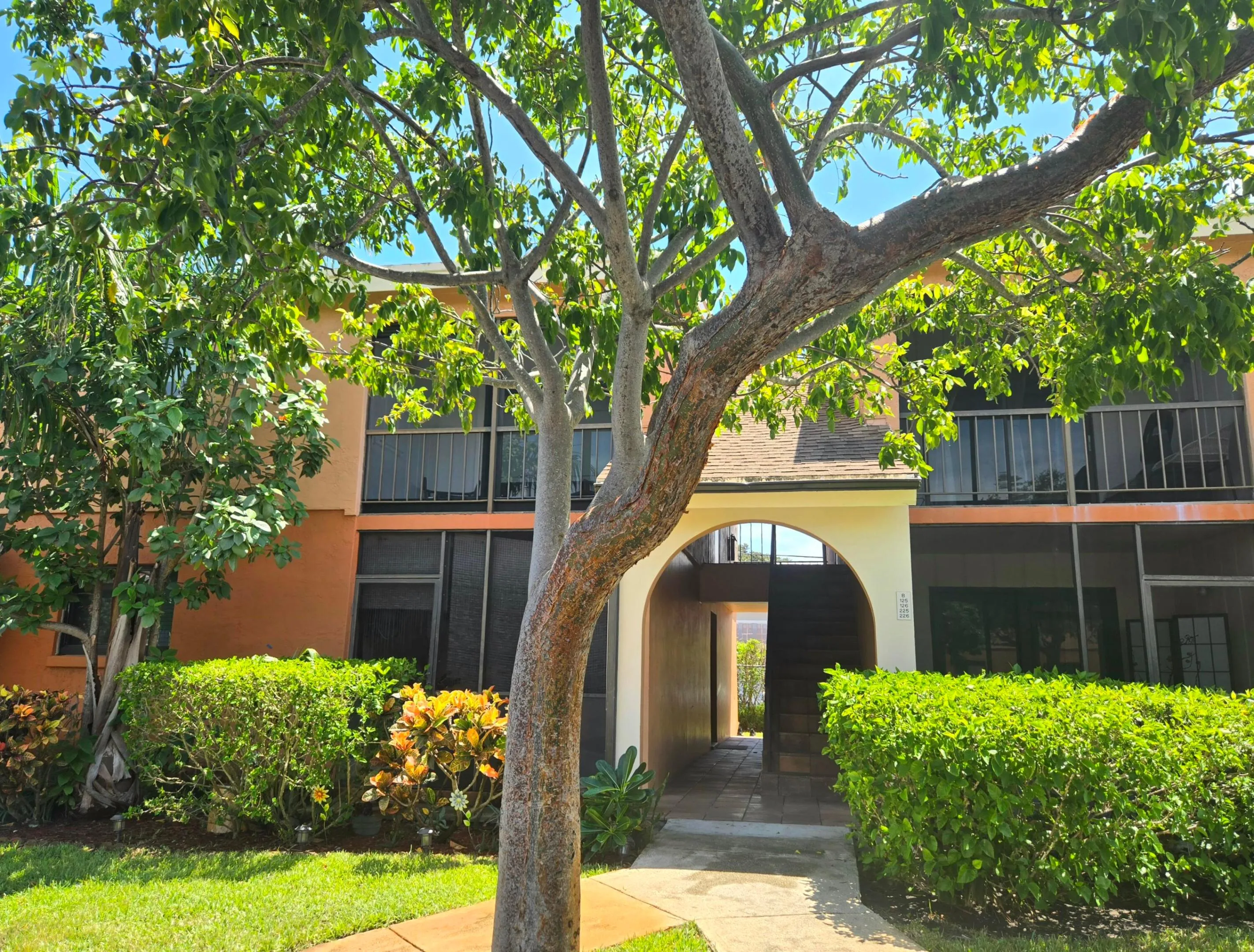 Villa Valencia - exterior bldg