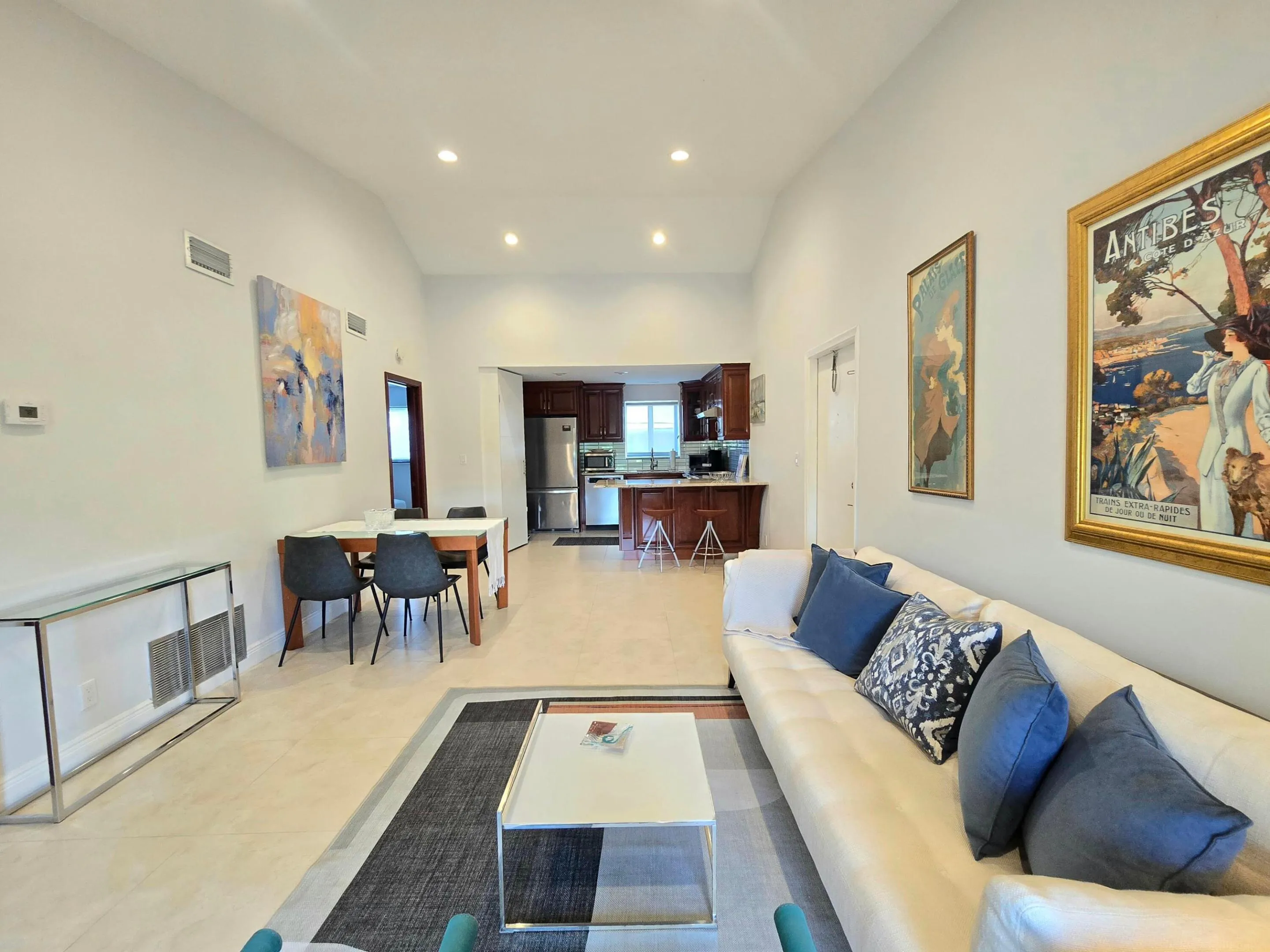 Villa Valencia - living room kitchen