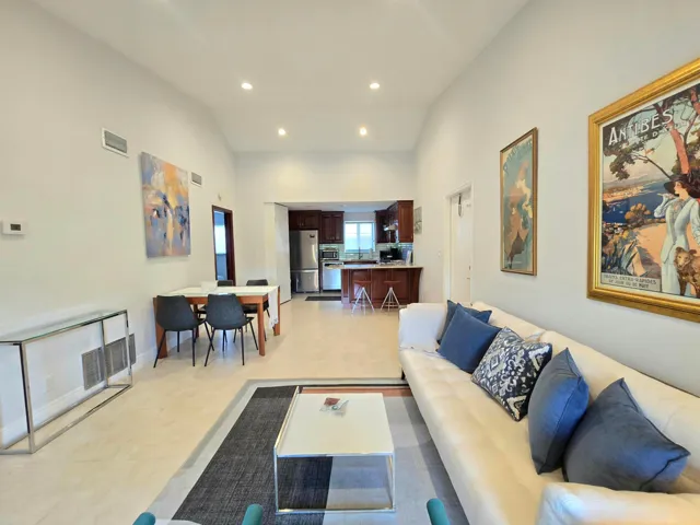 Villa Valencia - living room kitchen