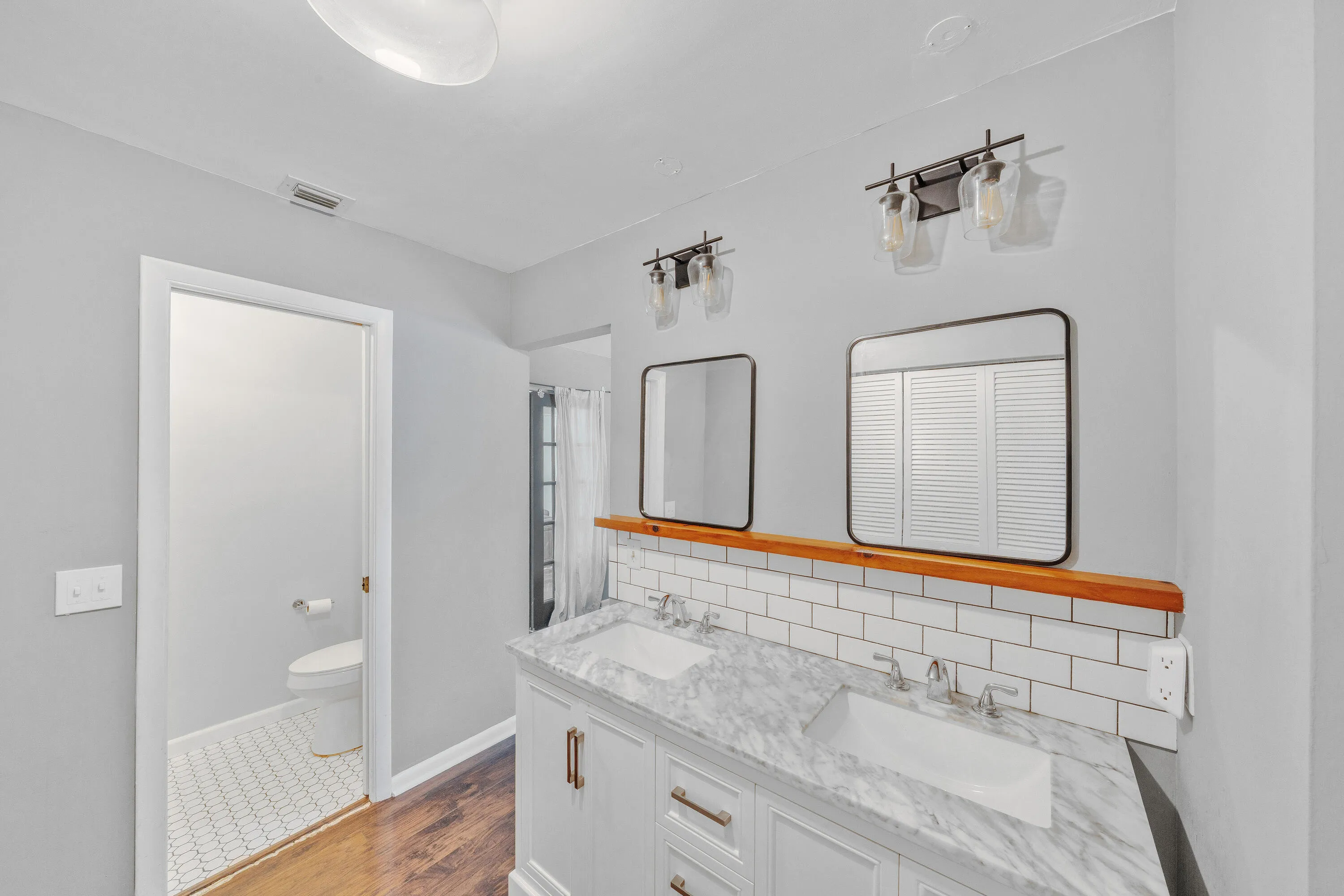 12 Primary Bathroom (2)