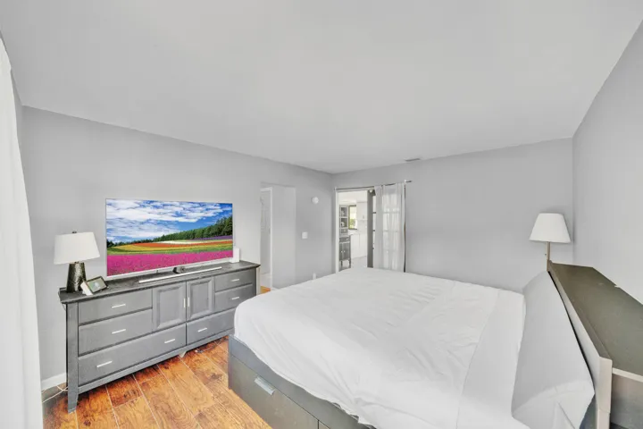 11 Primary Bedroom (1)