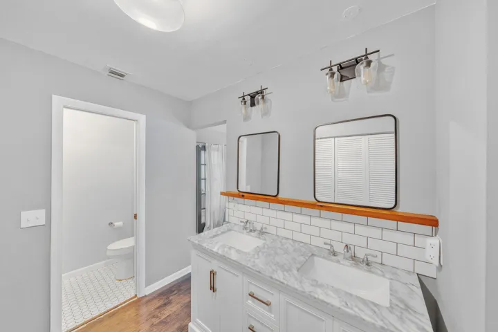 12 Primary Bathroom (2)