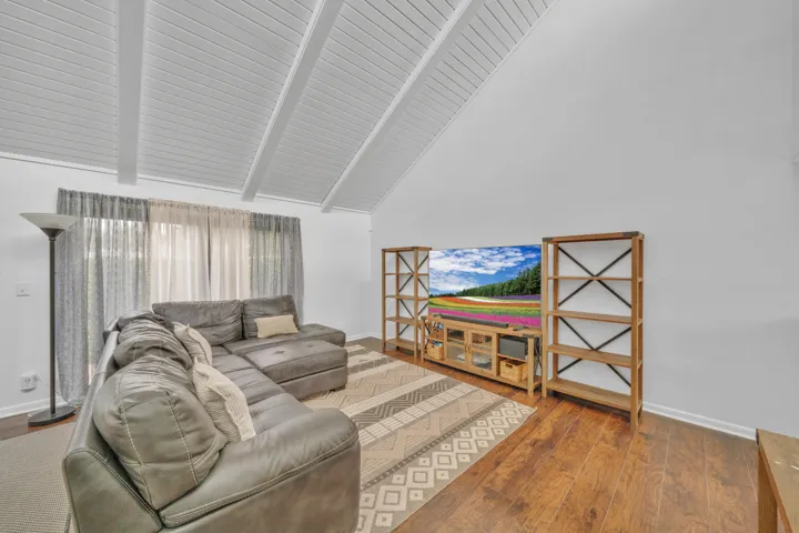 23 Living Area (1)