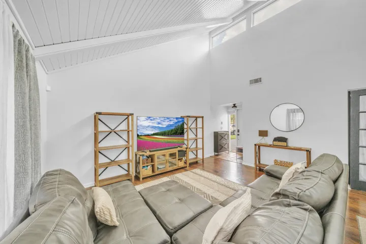 23 Living Area (2)