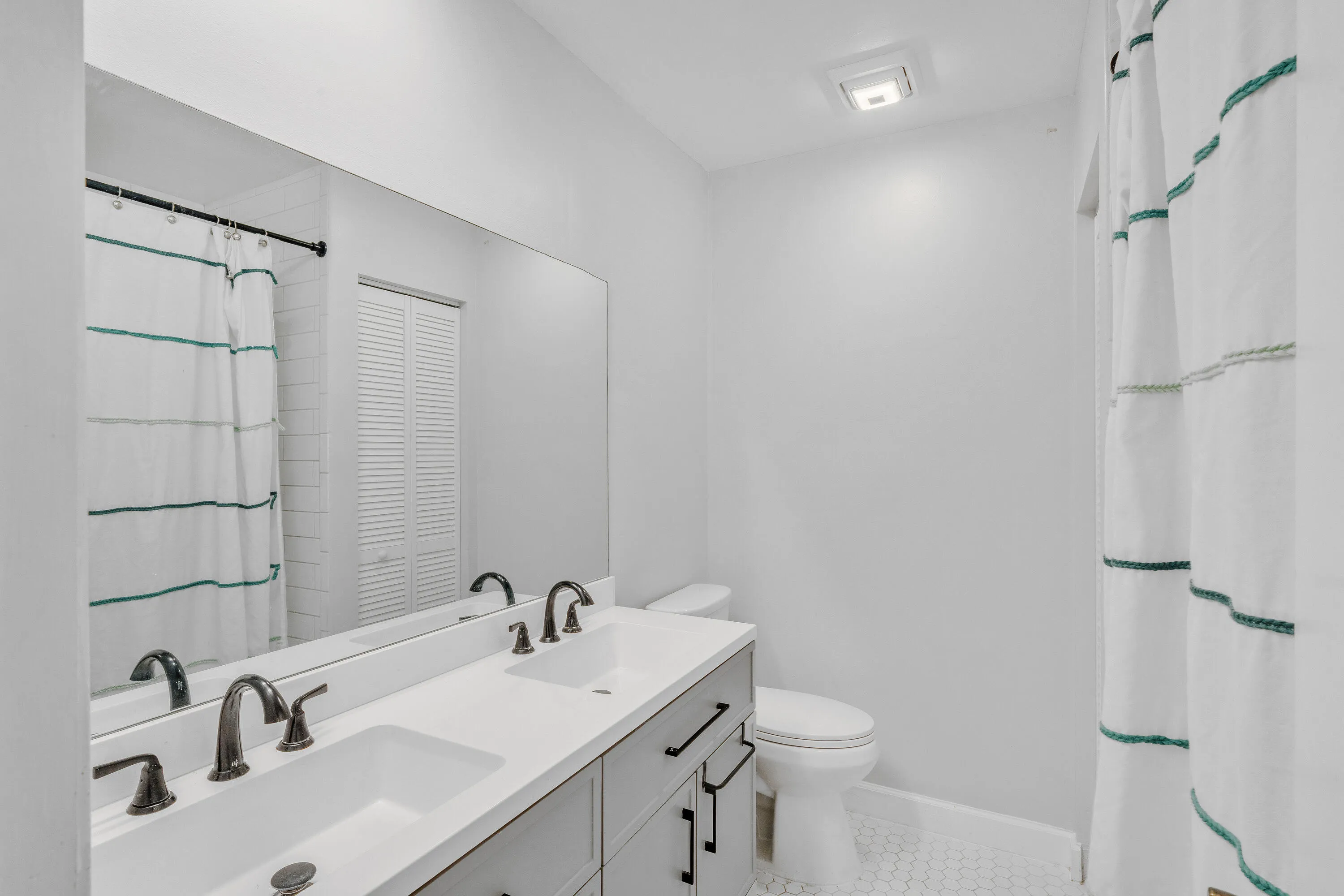 17 Guest Bathroom (2)