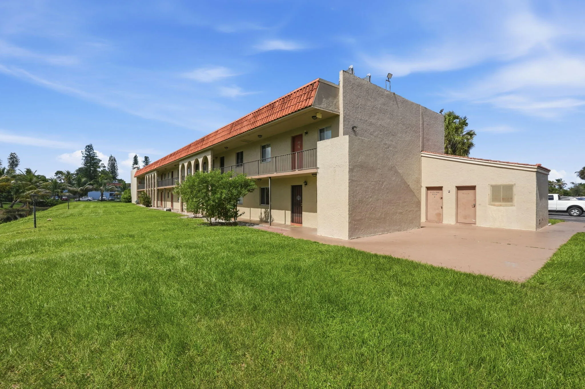 24-web-or-mls-6106_Forest_Hill_Boulevard
