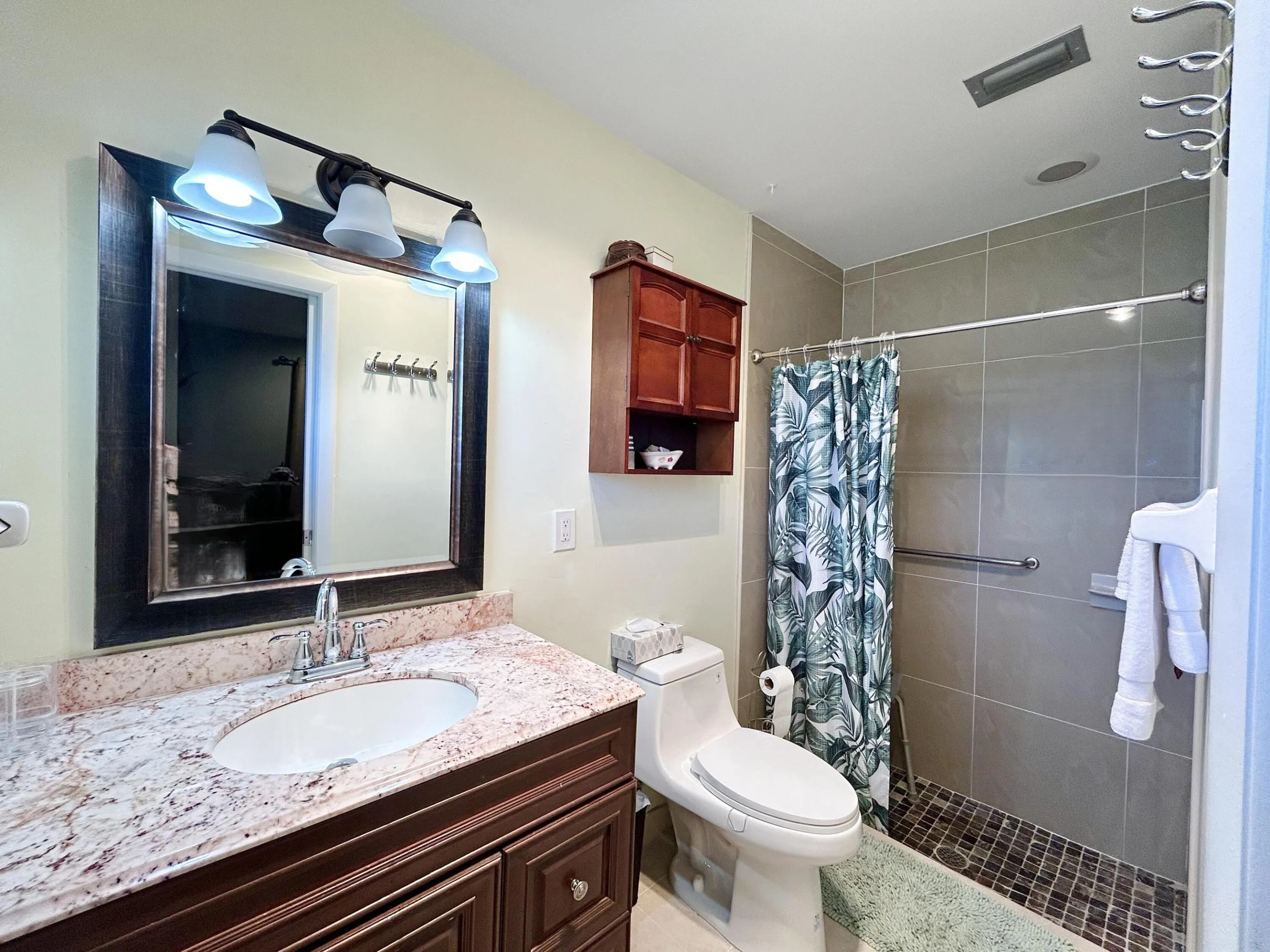 ENSUITE MASTER BATHROOM