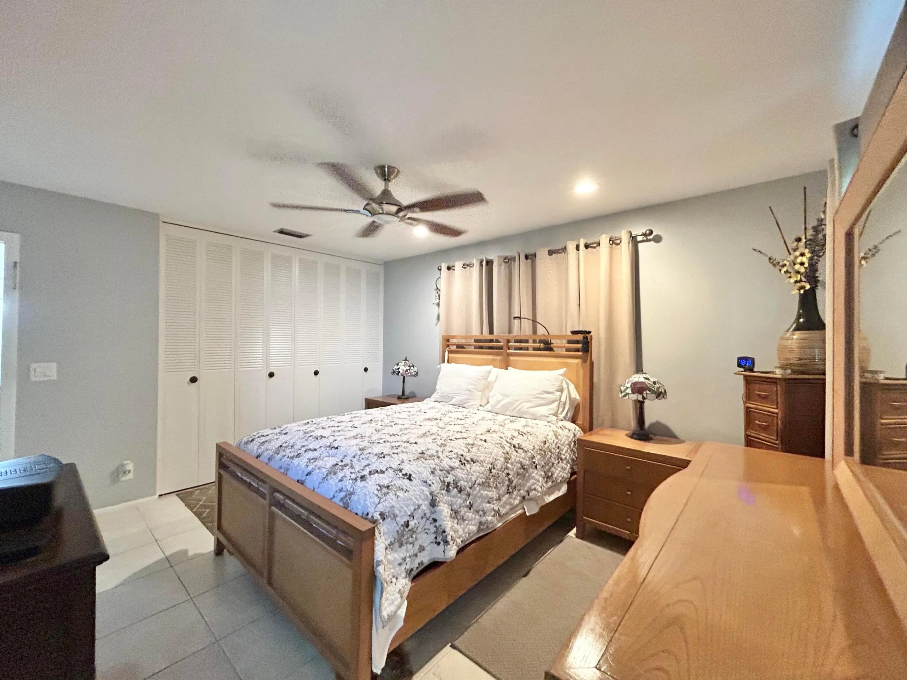 FULL WALL CLOSET