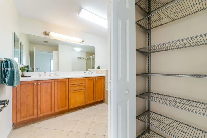 Master bath w/dual sinks