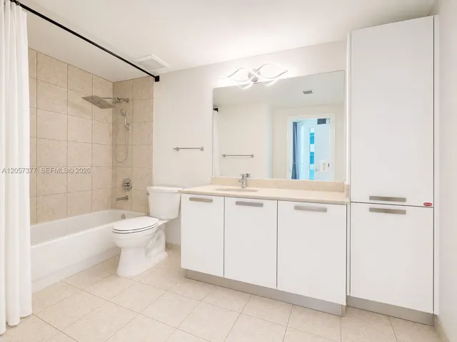 first Floor Suite Bathroom
