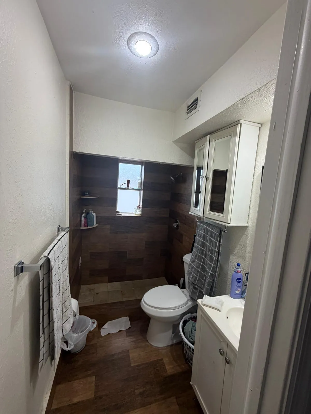 Main Bath/Bedroom w/ independent access