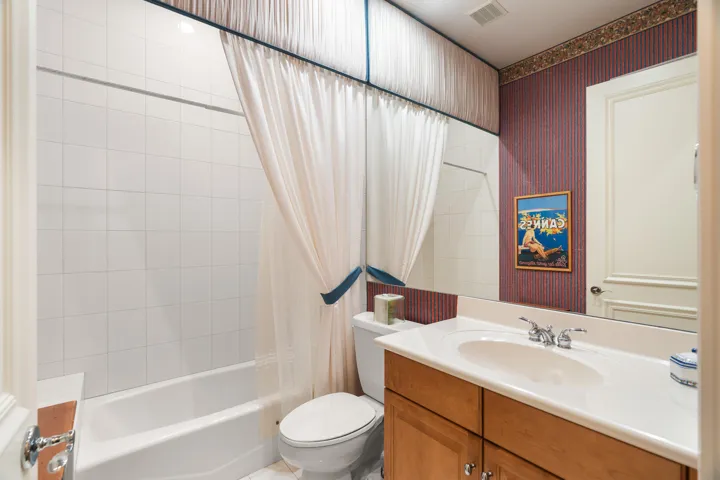 full bathroom in guest room