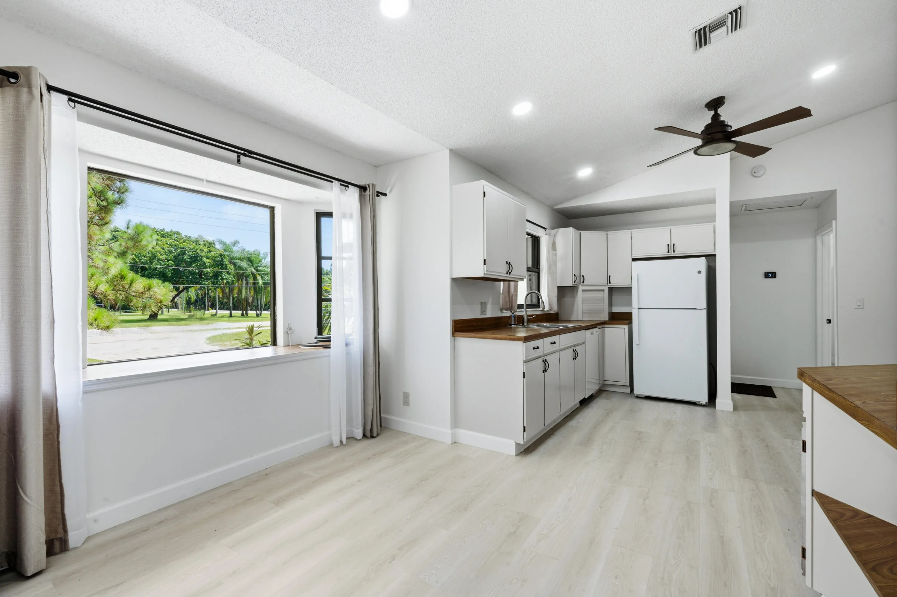 BREAKFAST NOOK / KITCHEN