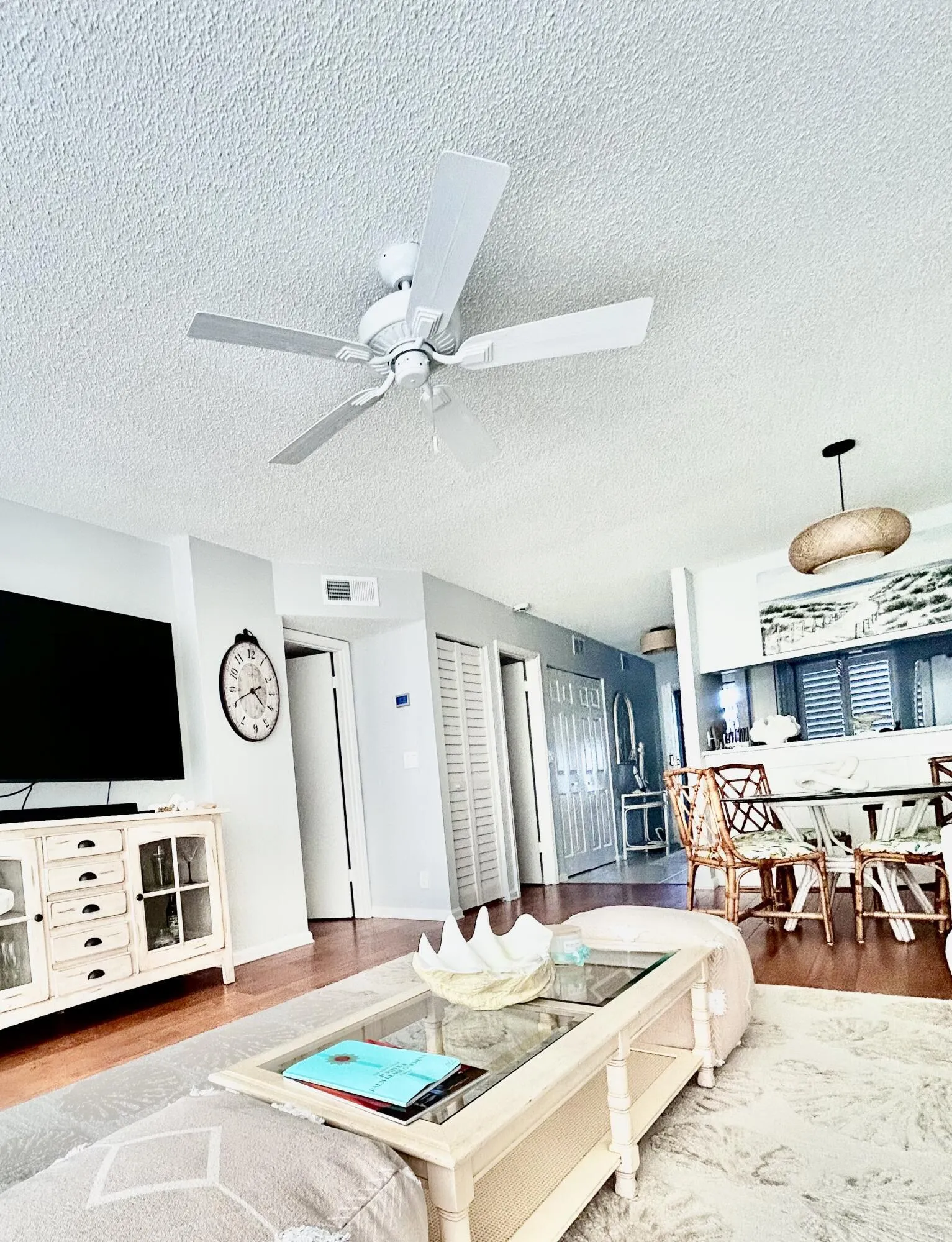 Open-concept living area featuring wood-finish flooring, a contemporary ceiling fan, and recessed lighting