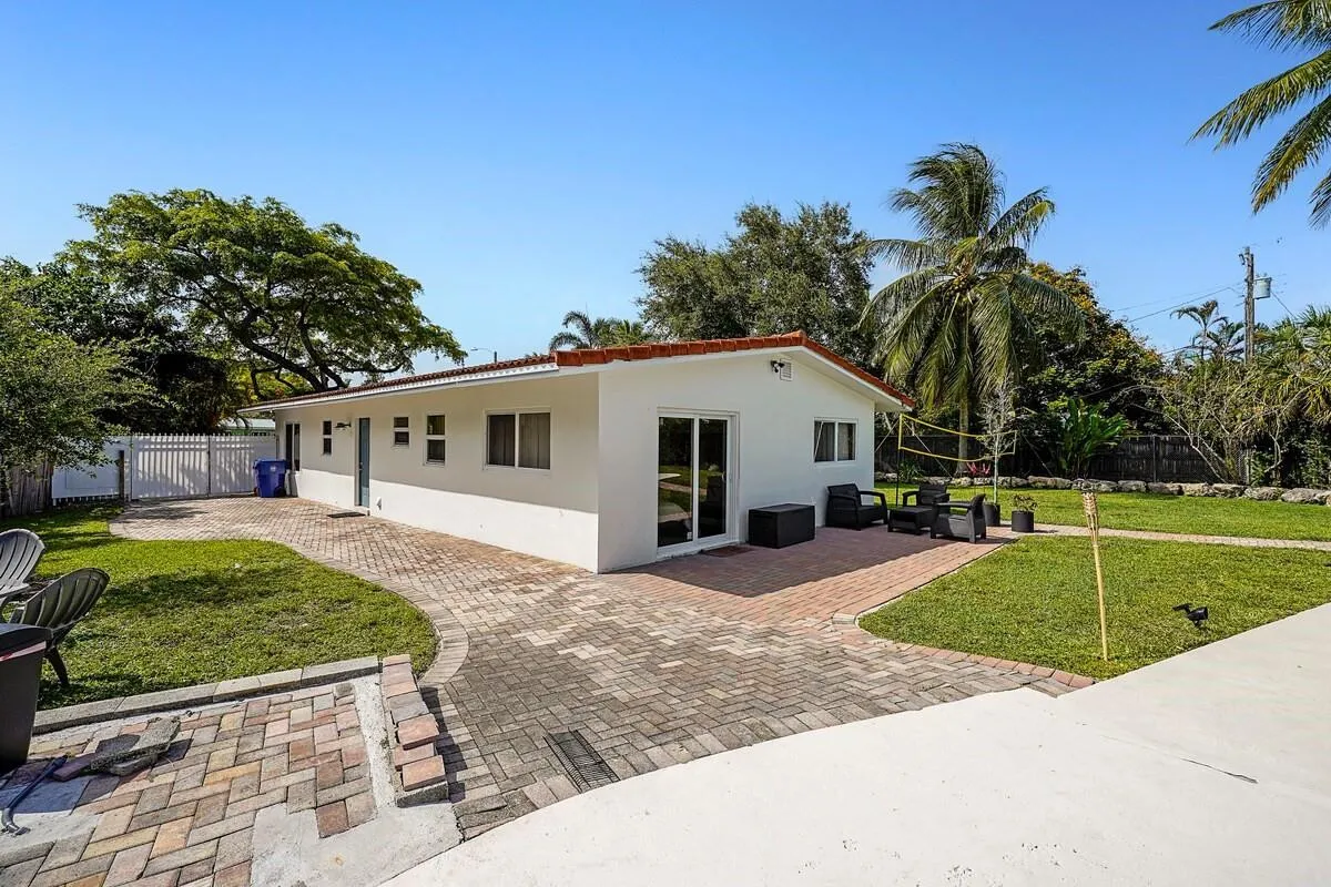 Another view of back of the house. On the left you have space for your boat or extra car.