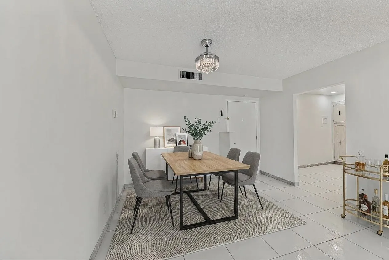 Dining room (staged)