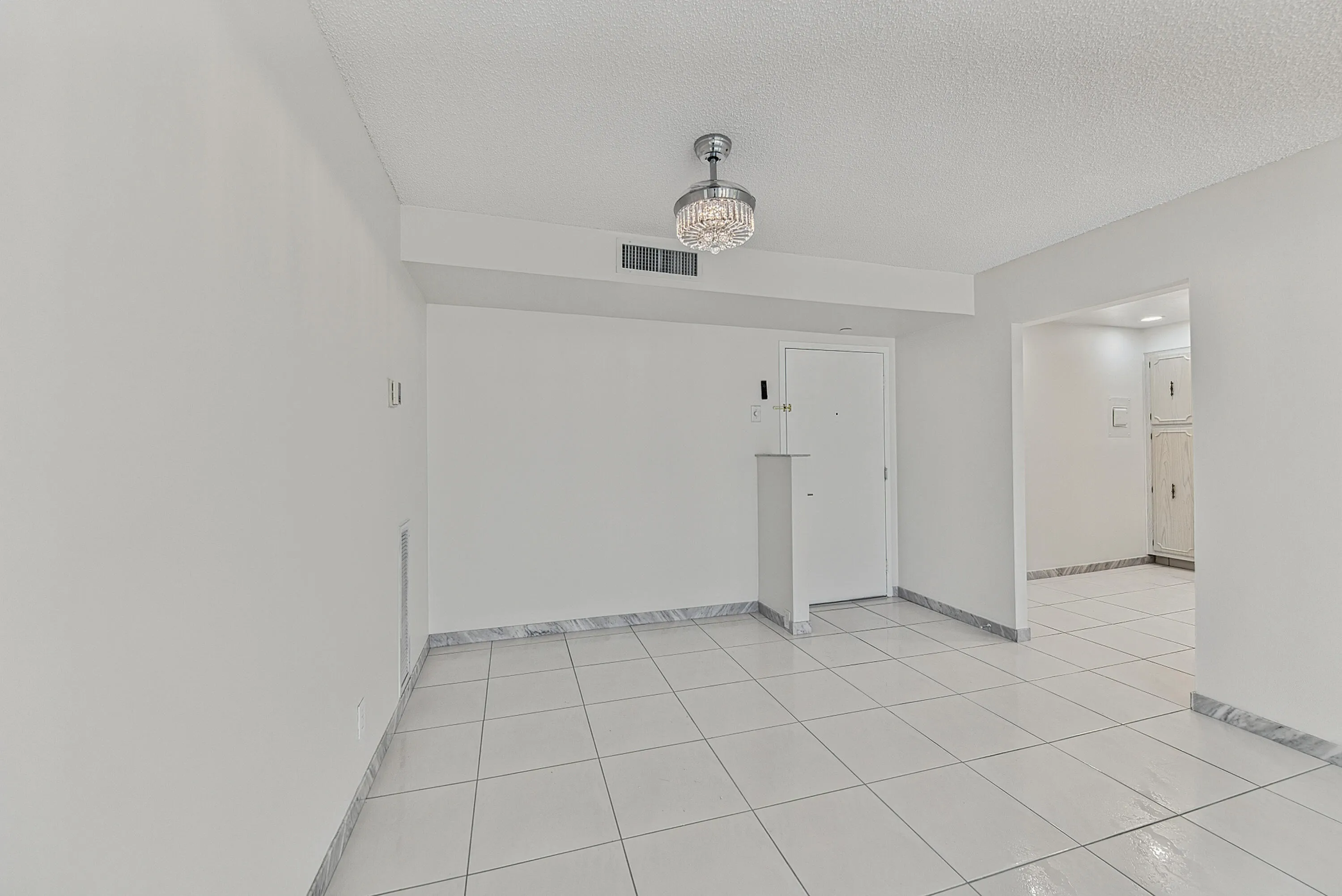Dining room (staged)