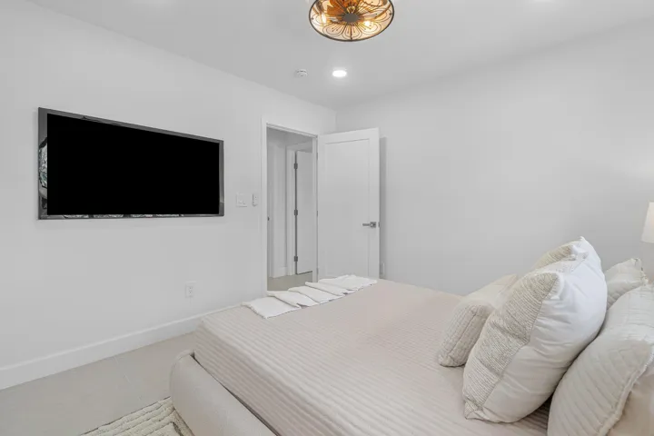 037-2708Northeast1stAvenue-WiltonManors-