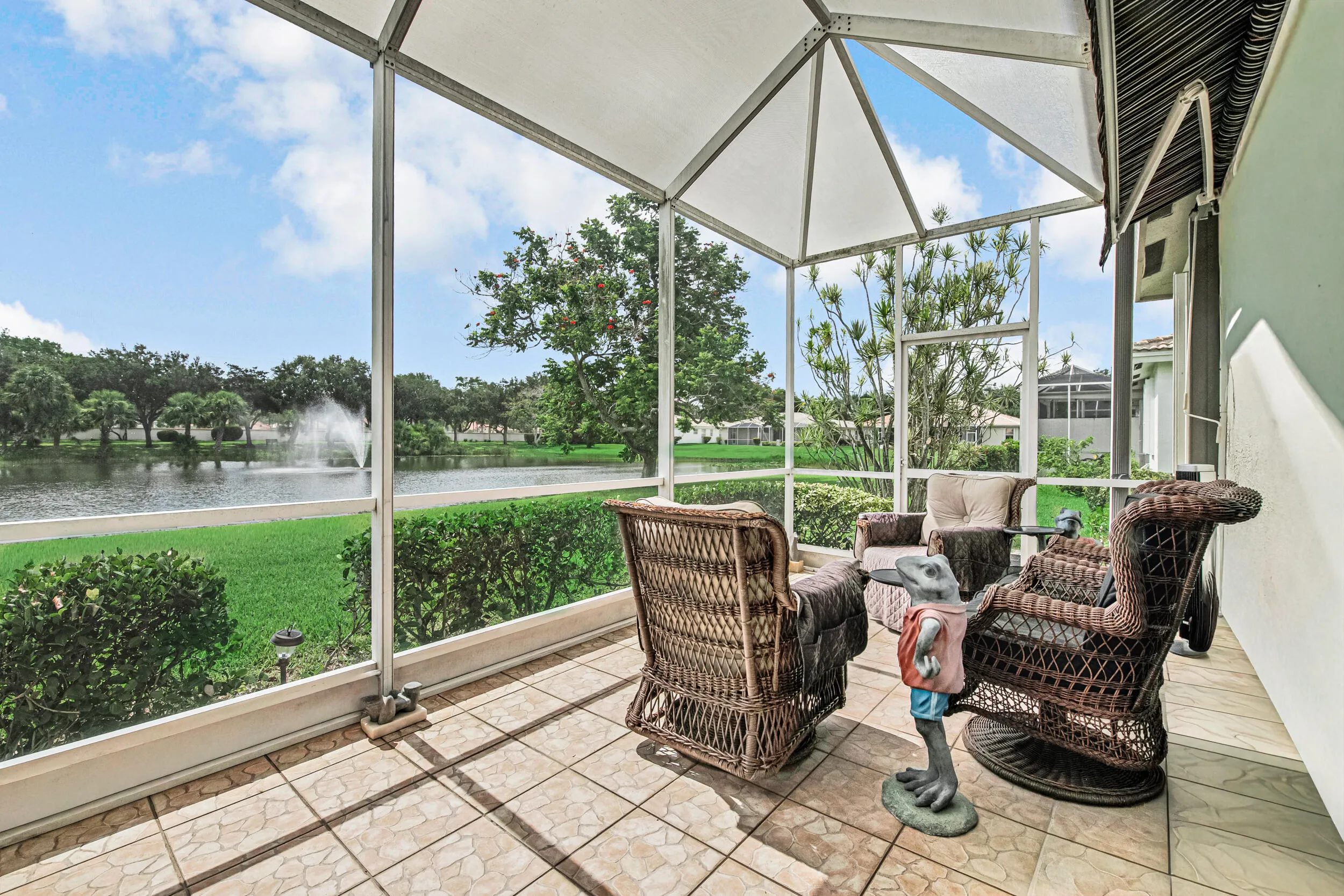 Lake View - Retractable Awning!