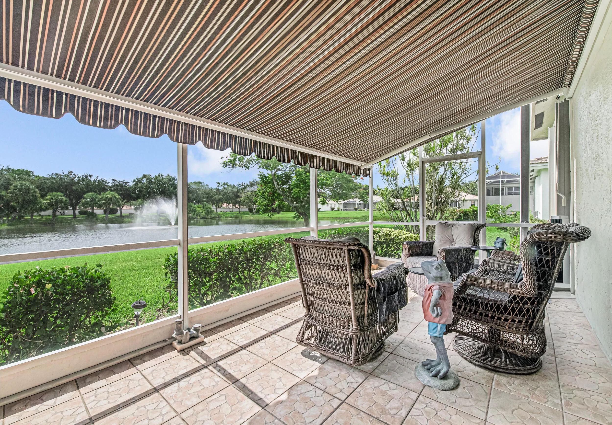 Lake View - Retractable Awning!