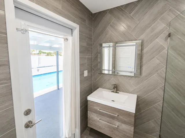 pool-view-bathroom