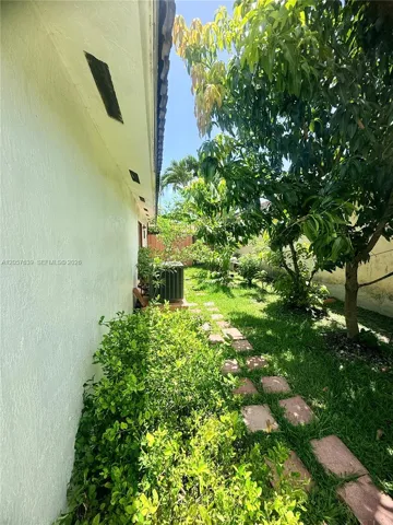 SIDE YARD