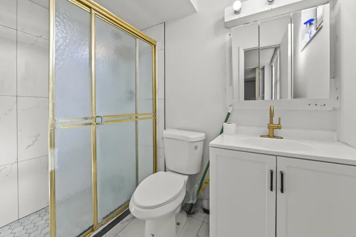 20 Bathroom 01