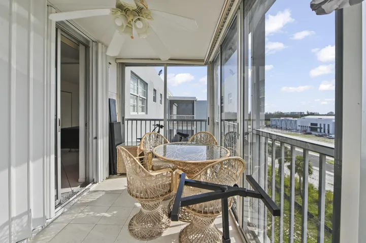 27 Balcony 02