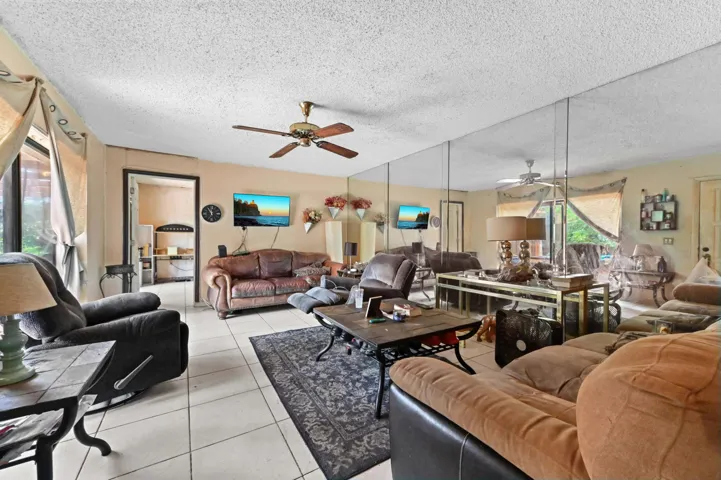 06-family-room-01_VS