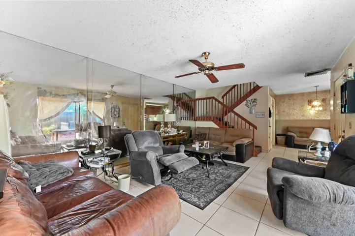 06 family room 01