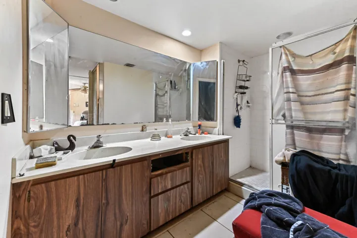 20 Bathroom 01