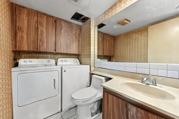08 bathroom laundry room 01