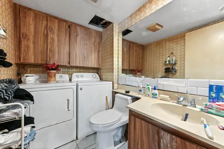 08 bathroom laundry room 01