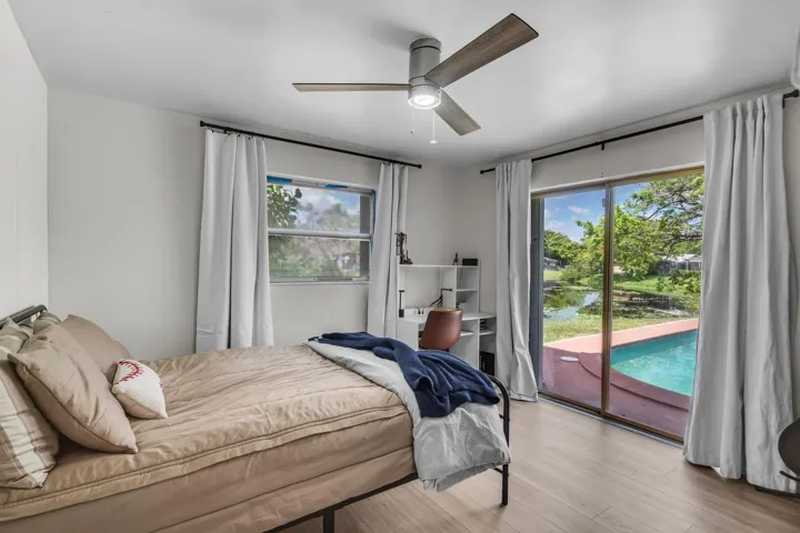 Bedroom 4/ Pool access