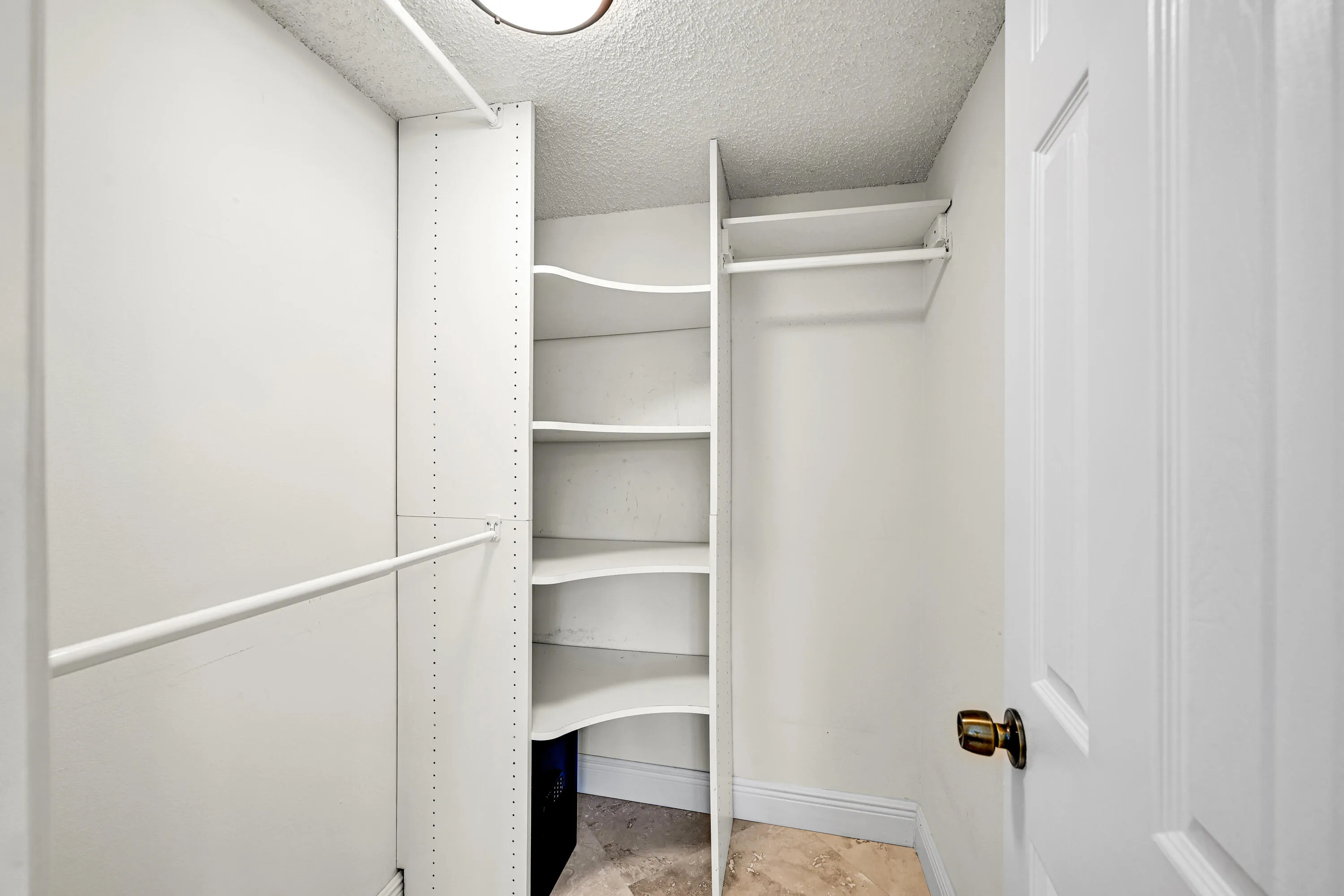 WALK IN CLOSET