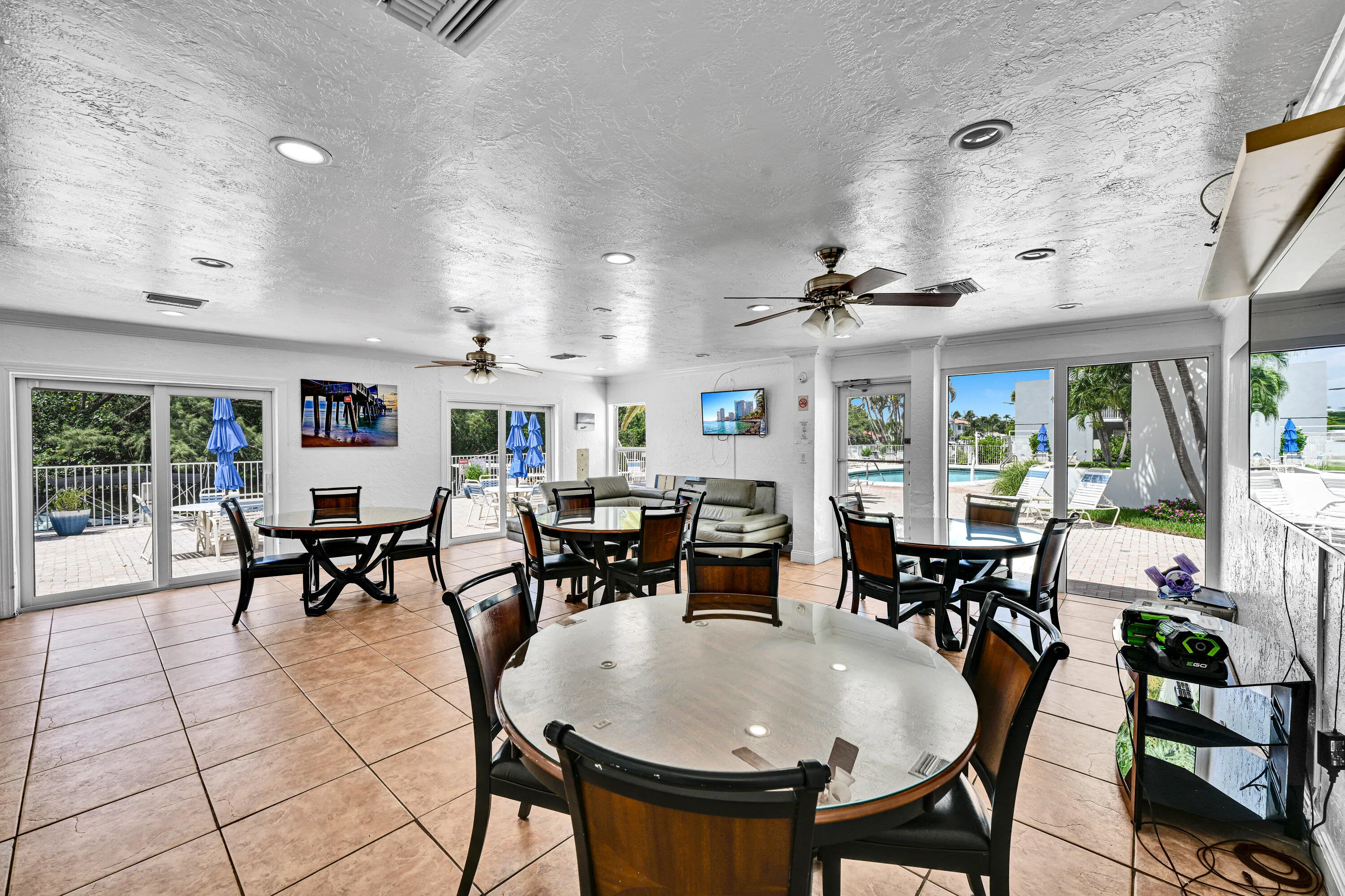 PARTY ROOM