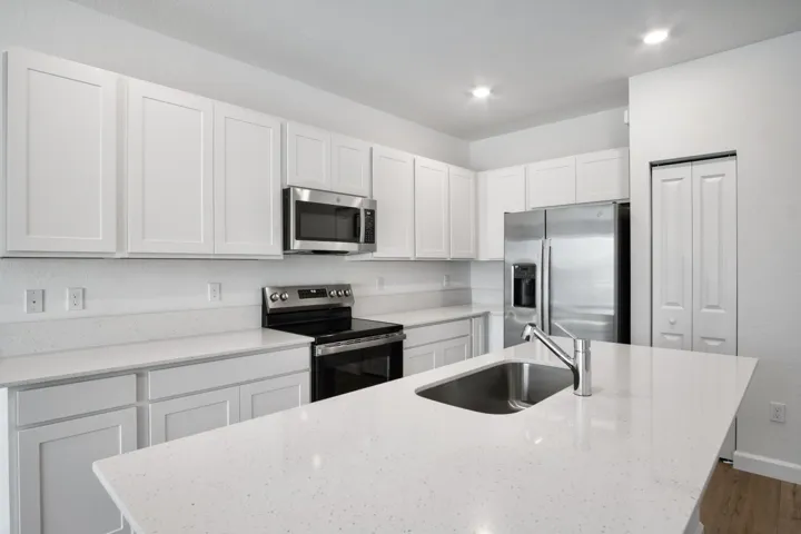 Kitchen L.jpg-FULL