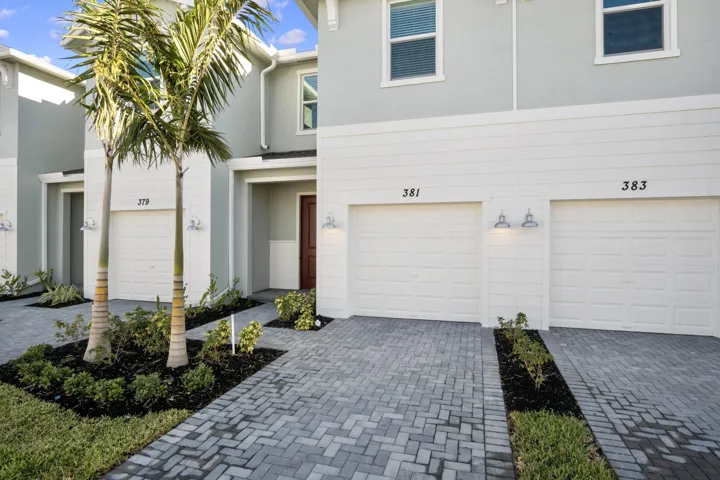 Front exterior R.jpg-FULL