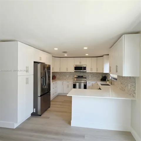Huge kitten with Stainless Steel Appliances