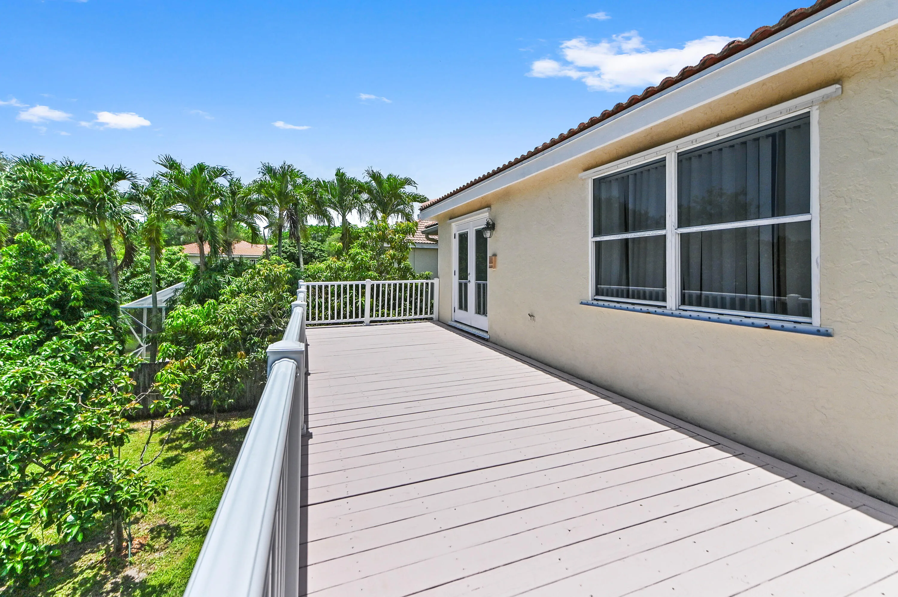 38 Balcony 02