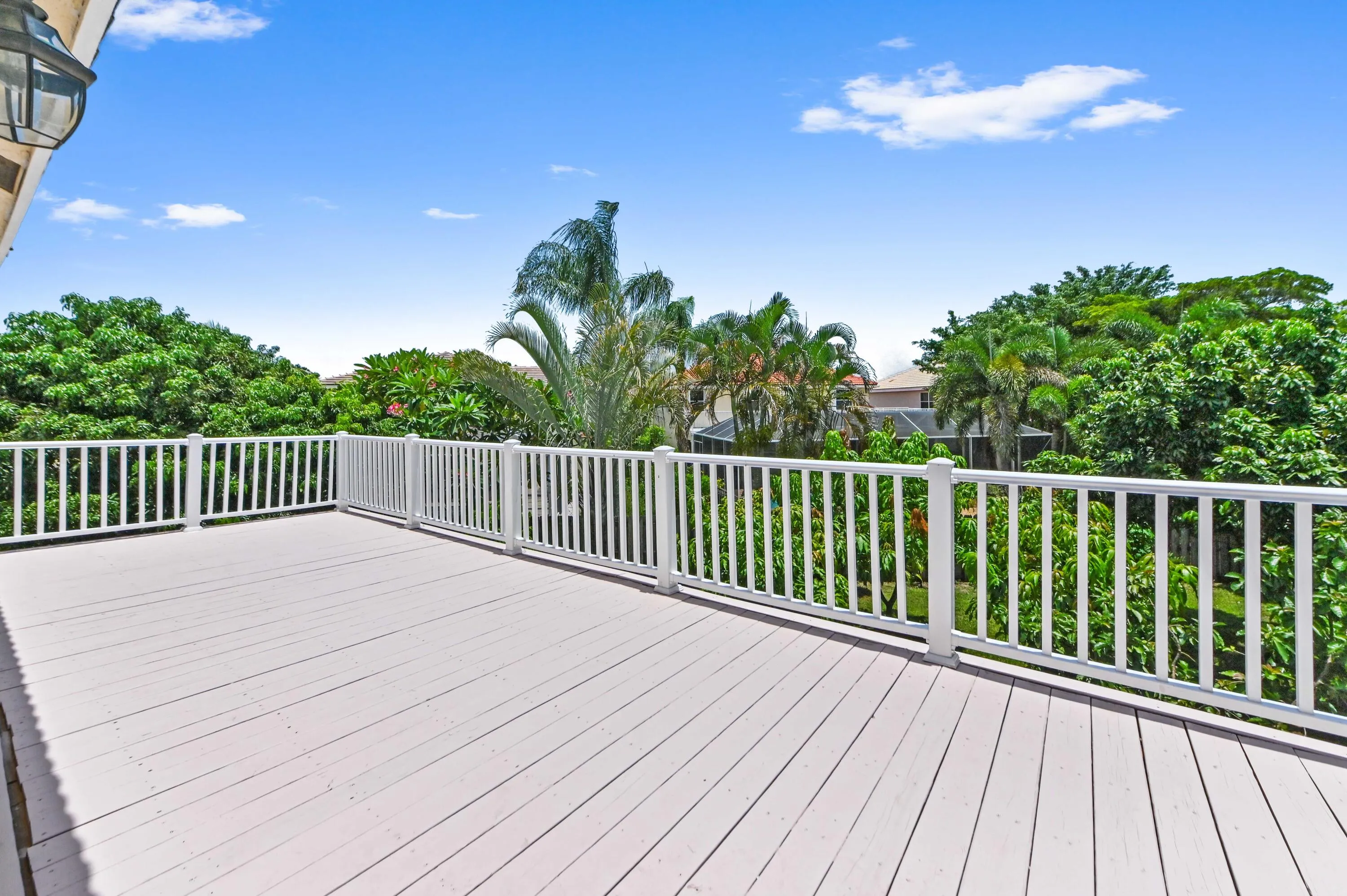 37 Balcony 01