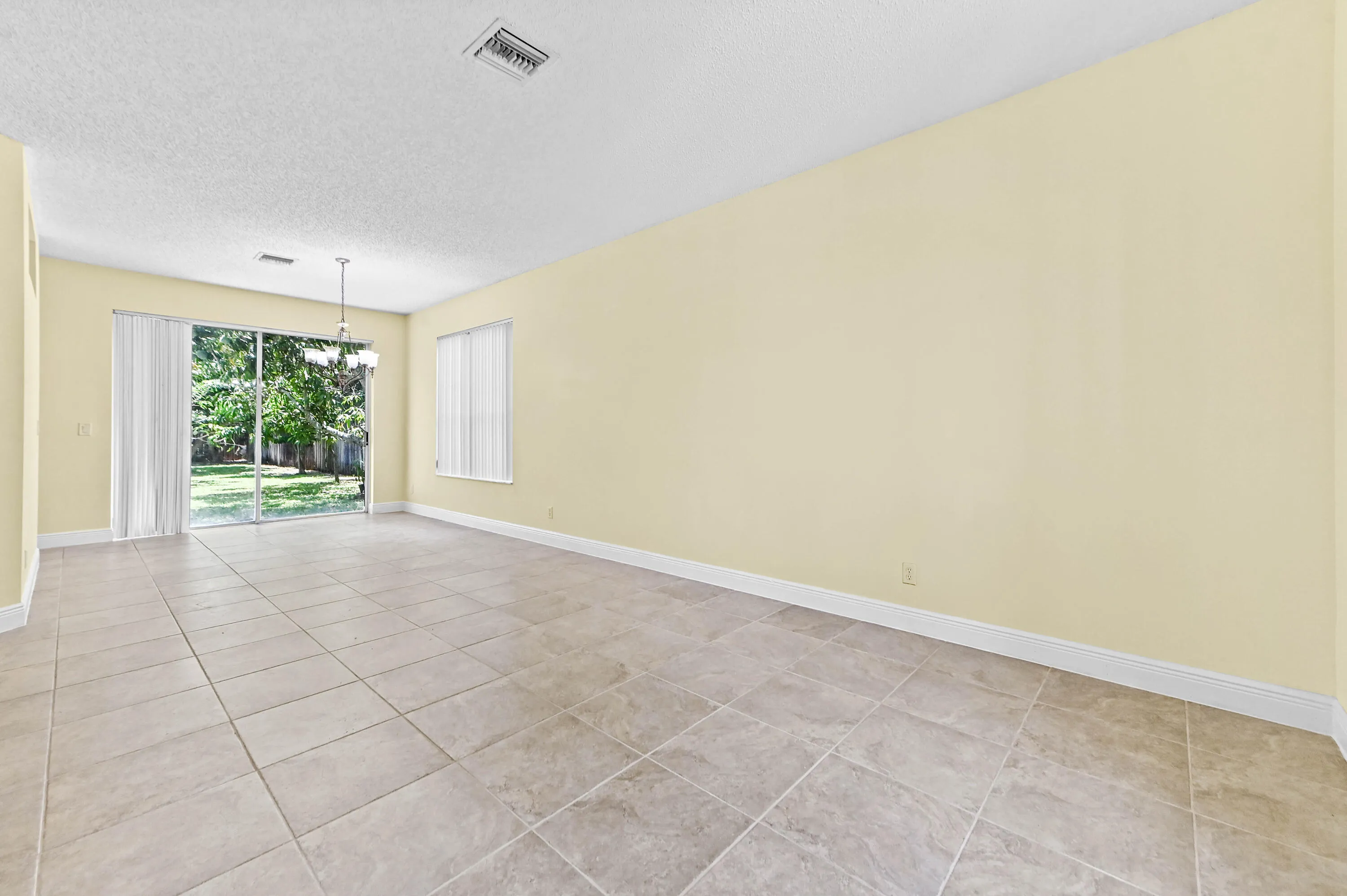 07 living room 01