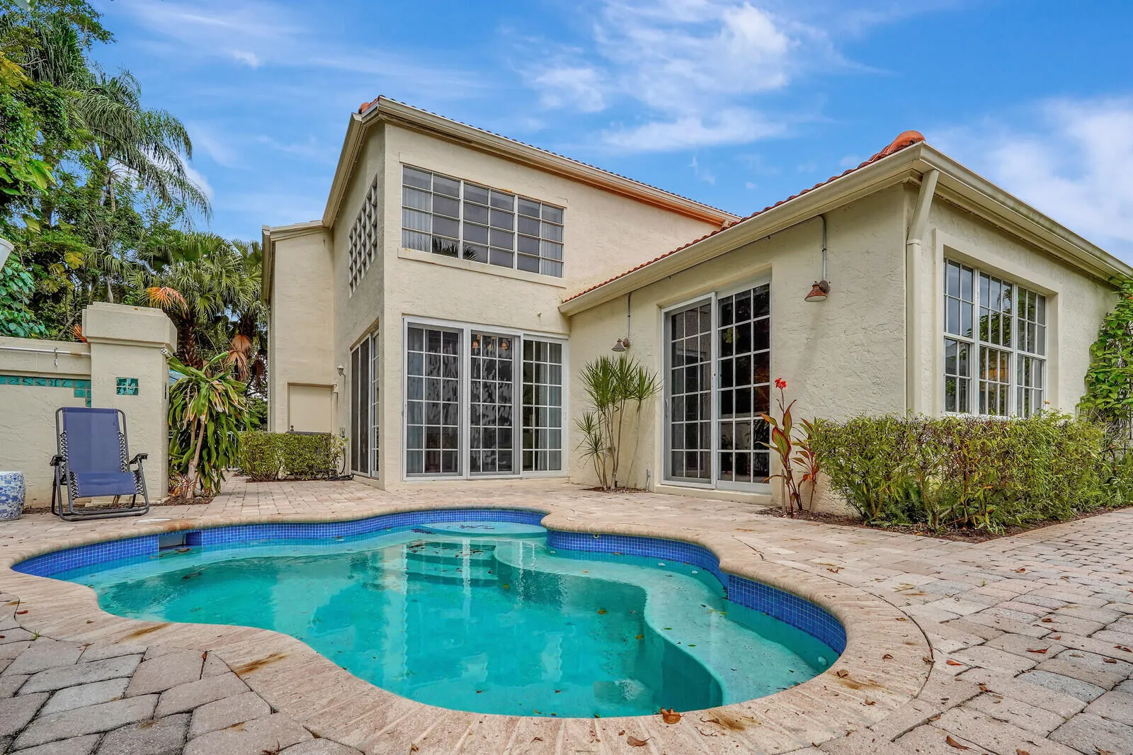 GORGEOUS POOL
