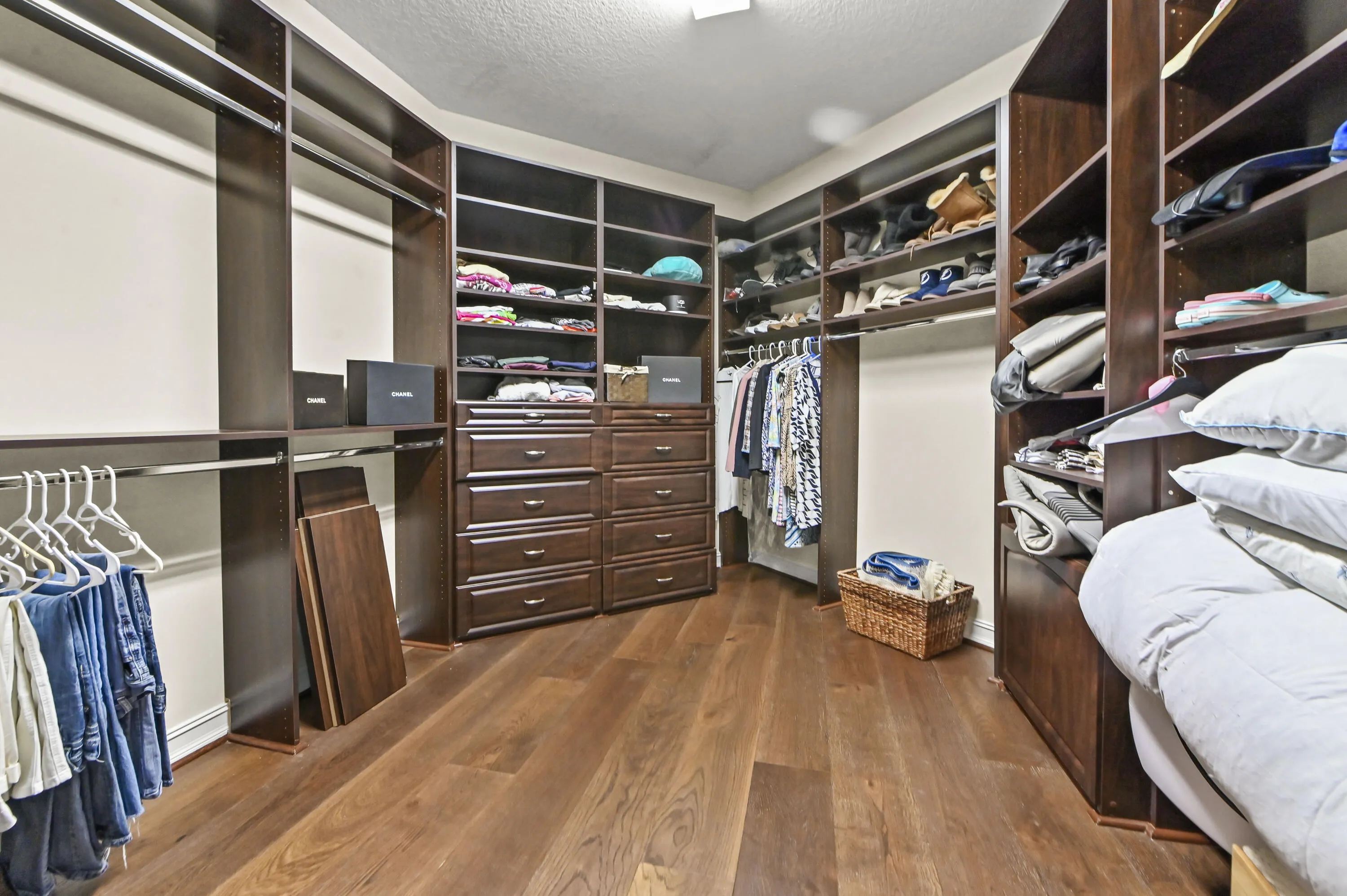 51 Closet 01