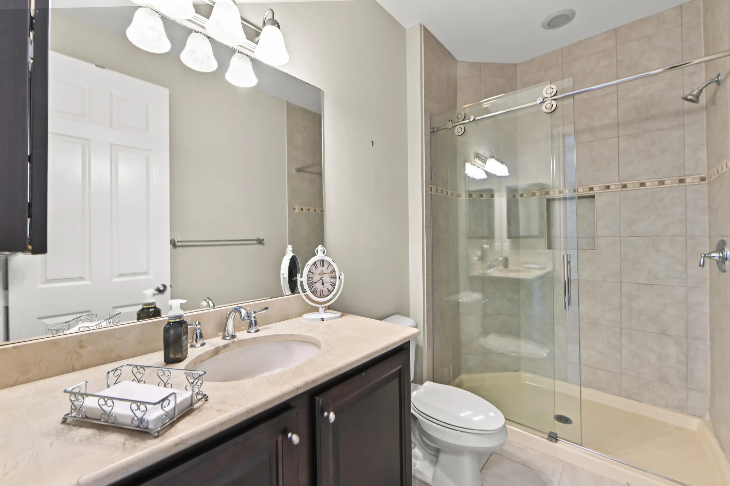 40 Bathroom 01